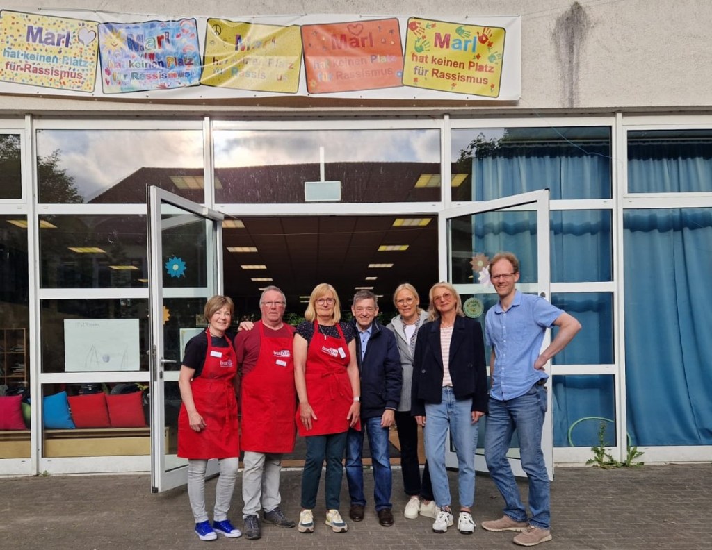 Herr Arndt mit dem Brotzeitteam und den 2 Prohjektverantwortlichen für diese Region vor der Mensa.